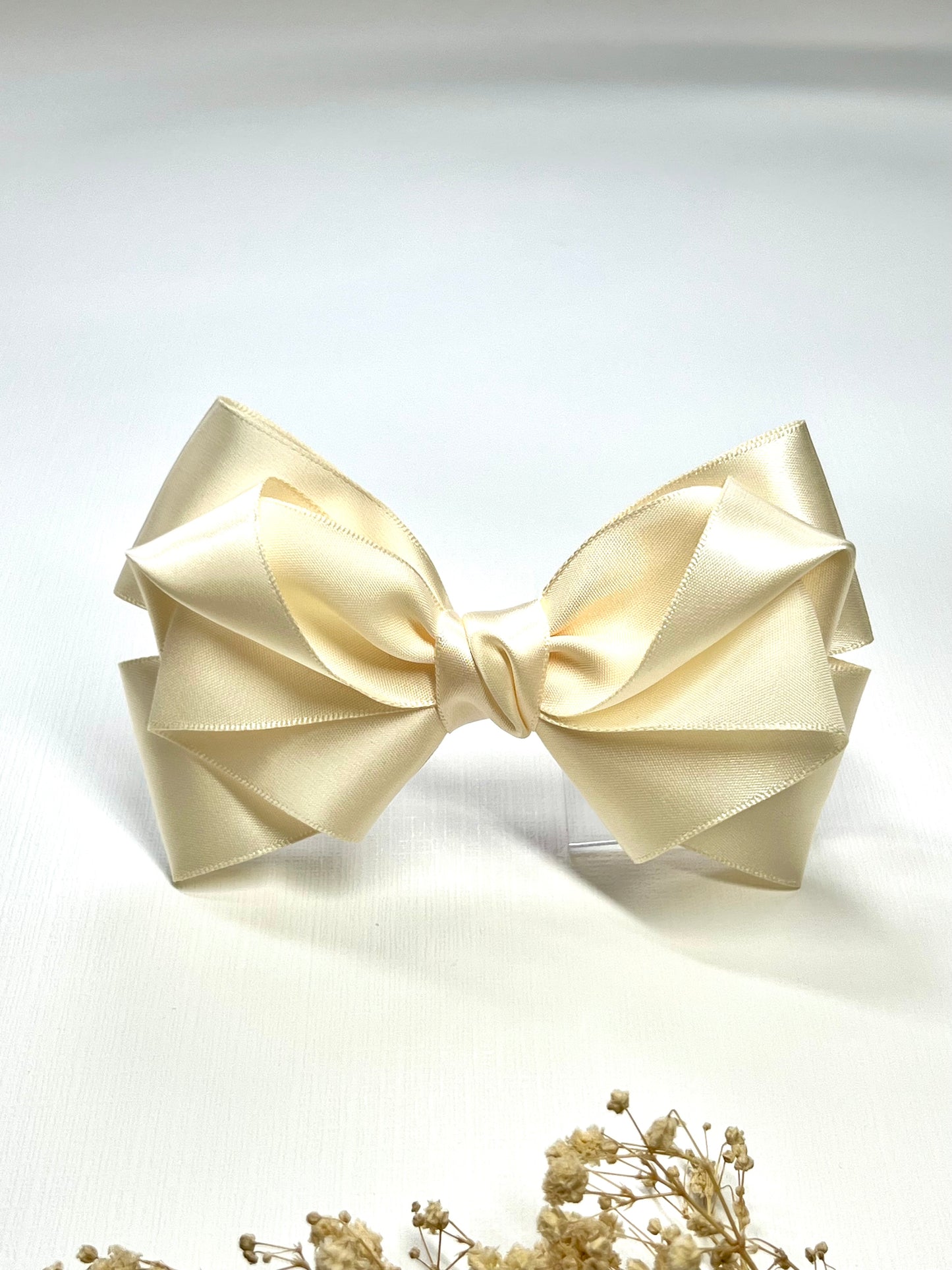 ✨ Elegant & timeless ✨ Our handcrafted satin wedding hair clips are designed to add a touch of luxury to your special day. Available in a stunning range of colors including classic white.
