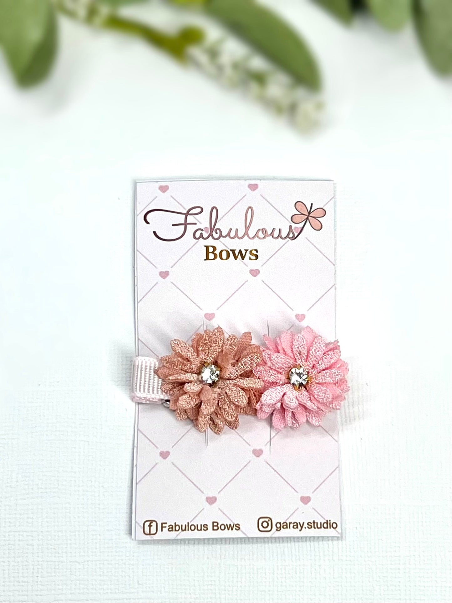Bloom with style! πΈβ¨ Our beautiful floral hair clips are perfect for adding a touch of charm and sparkle to any look.