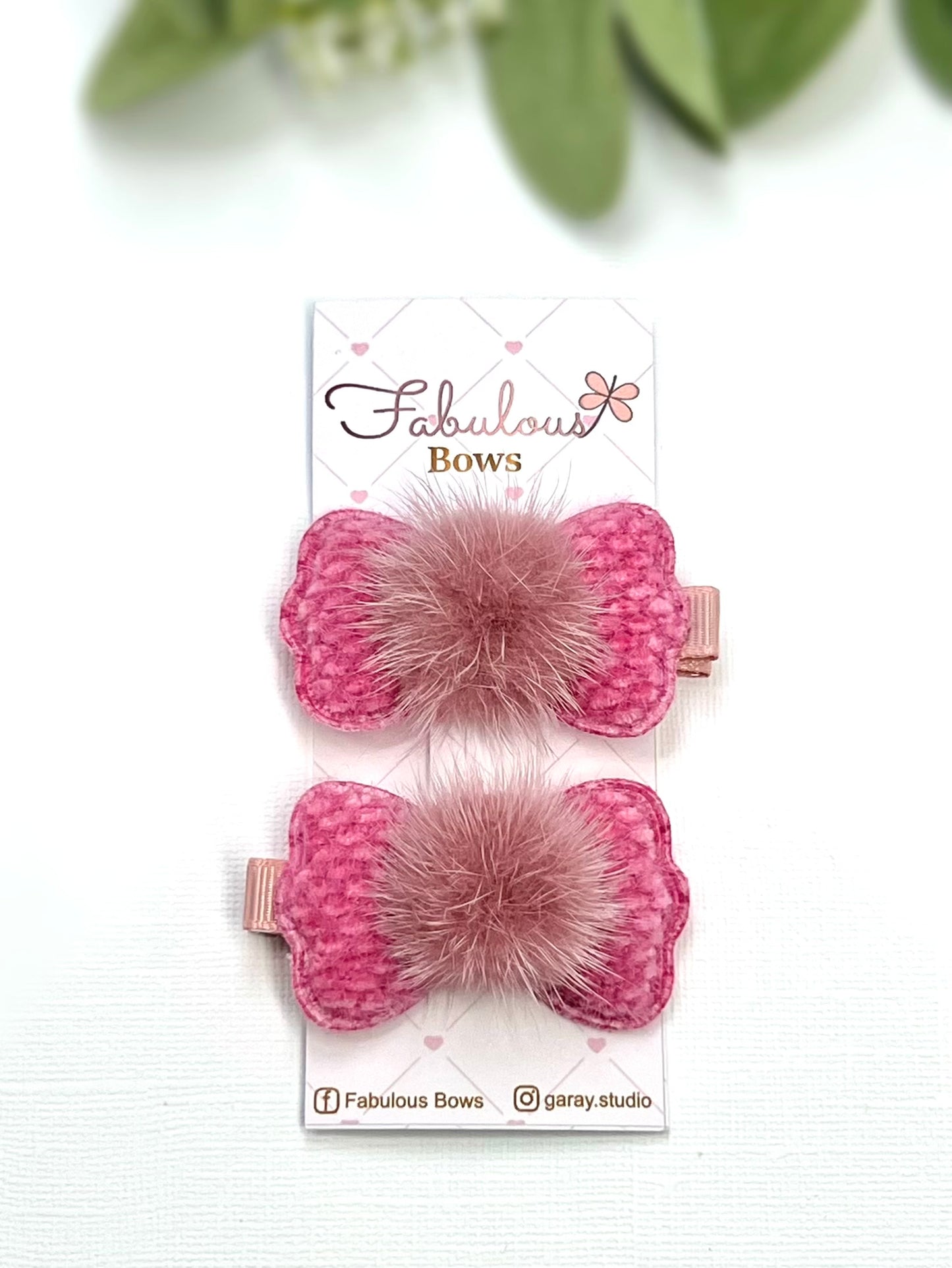 Soft, sparkly, and oh-so-cute! β¨π These fluffy bow clips are perfect for adding a playful touch to any outfit.