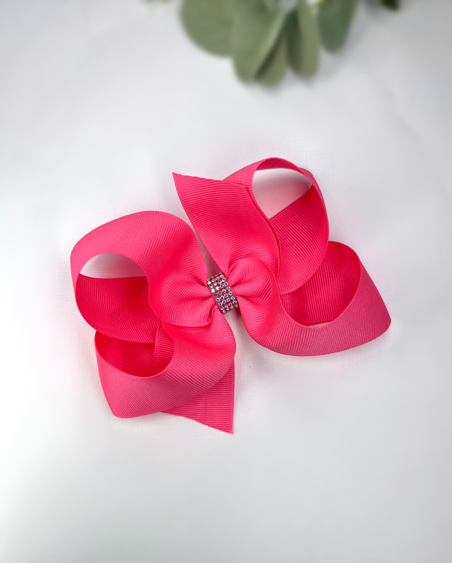 Bold, bright, and absolutely dazzling! Add a pop of glam to any outfit with this stunning pink bow. ✨🎀 Girls Hair Clips