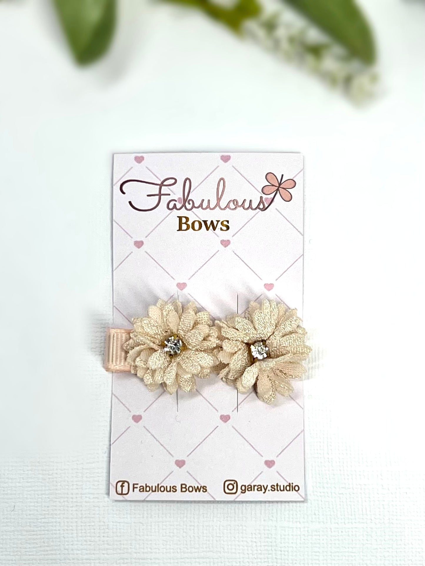 Bloom with style! πΈβ¨ Our beautiful floral hair clips are perfect for adding a touch of charm and sparkle to any look.