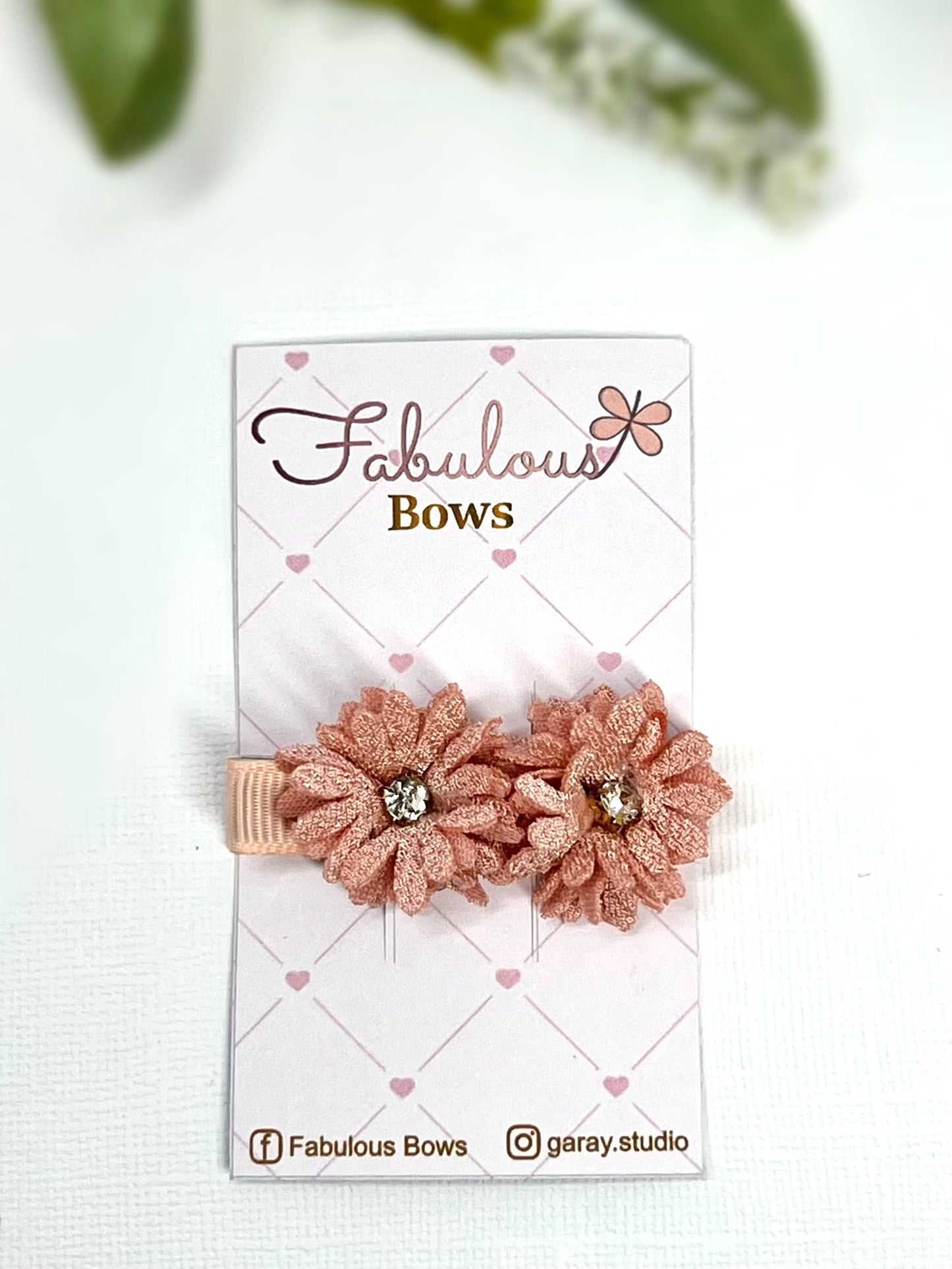 Bloom with style! πΈβ¨ Our beautiful floral hair clips are perfect for adding a touch of charm and sparkle to any look.