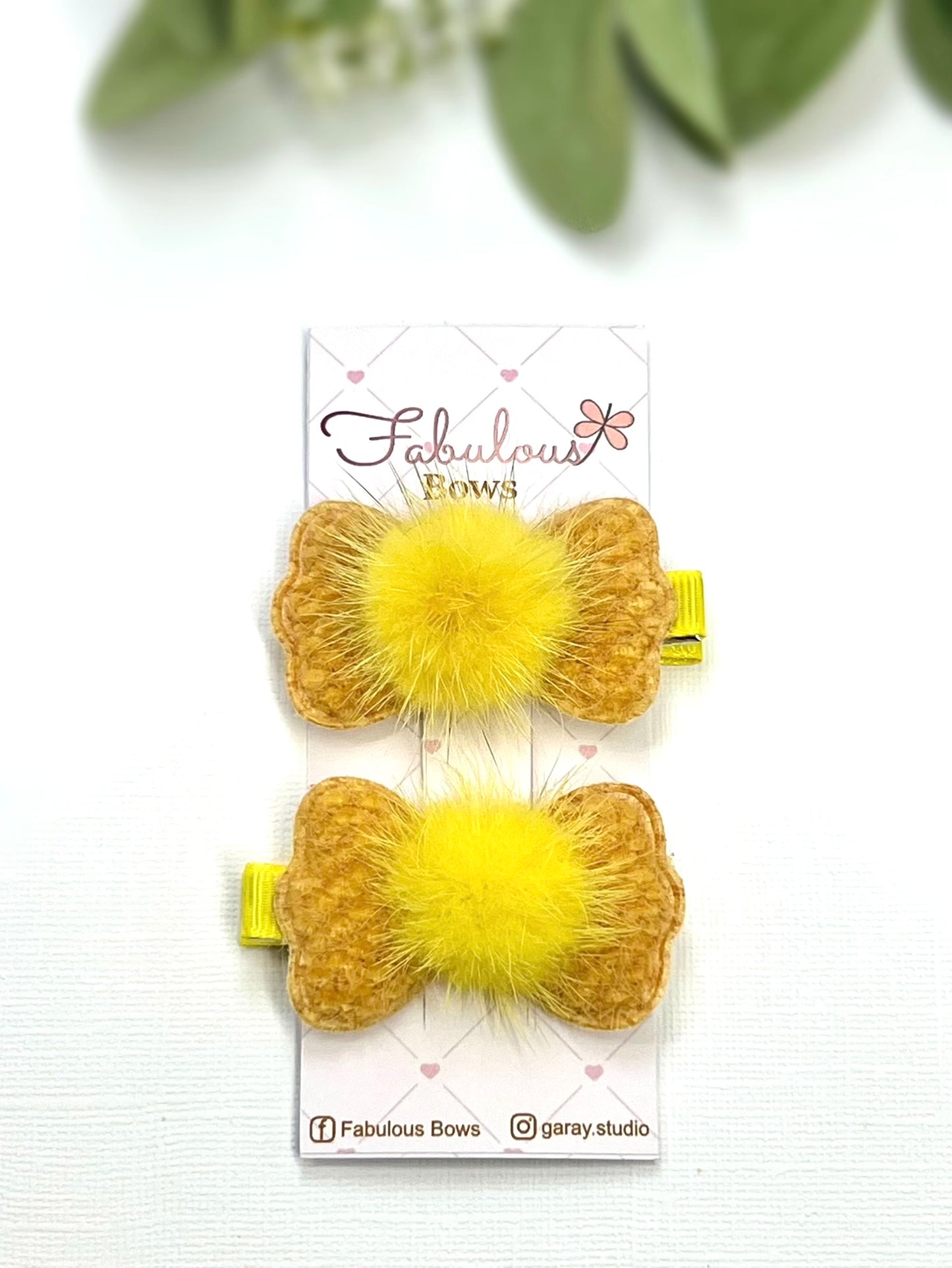 Soft, sparkly, and oh-so-cute! β¨π These fluffy bow clips are perfect for adding a playful touch to any outfit.
