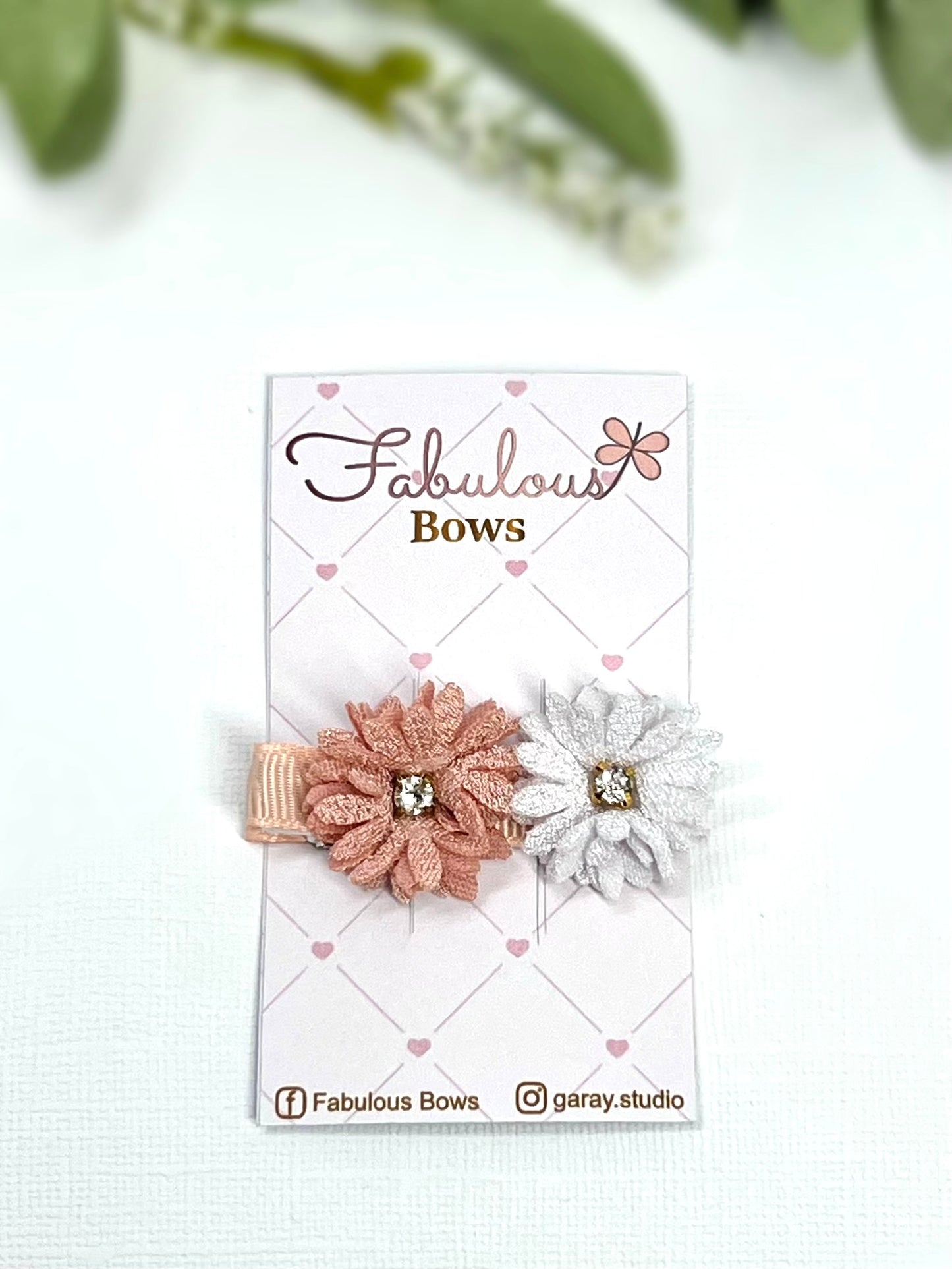 Bloom with style! πΈβ¨ Our beautiful floral hair clips are perfect for adding a touch of charm and sparkle to any look.