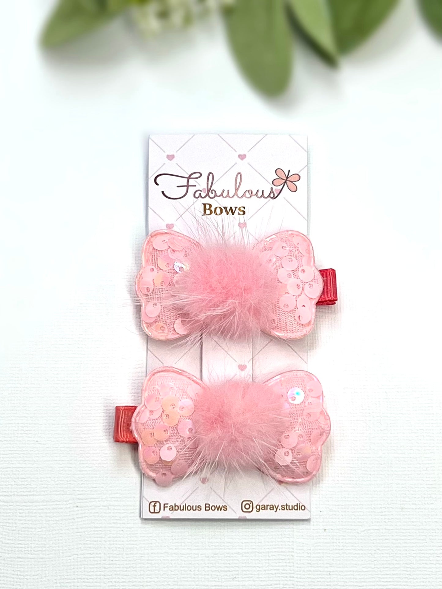 Soft, sparkly, and oh-so-cute! β¨π These fluffy bow clips are perfect for adding a playful touch to any outfit.