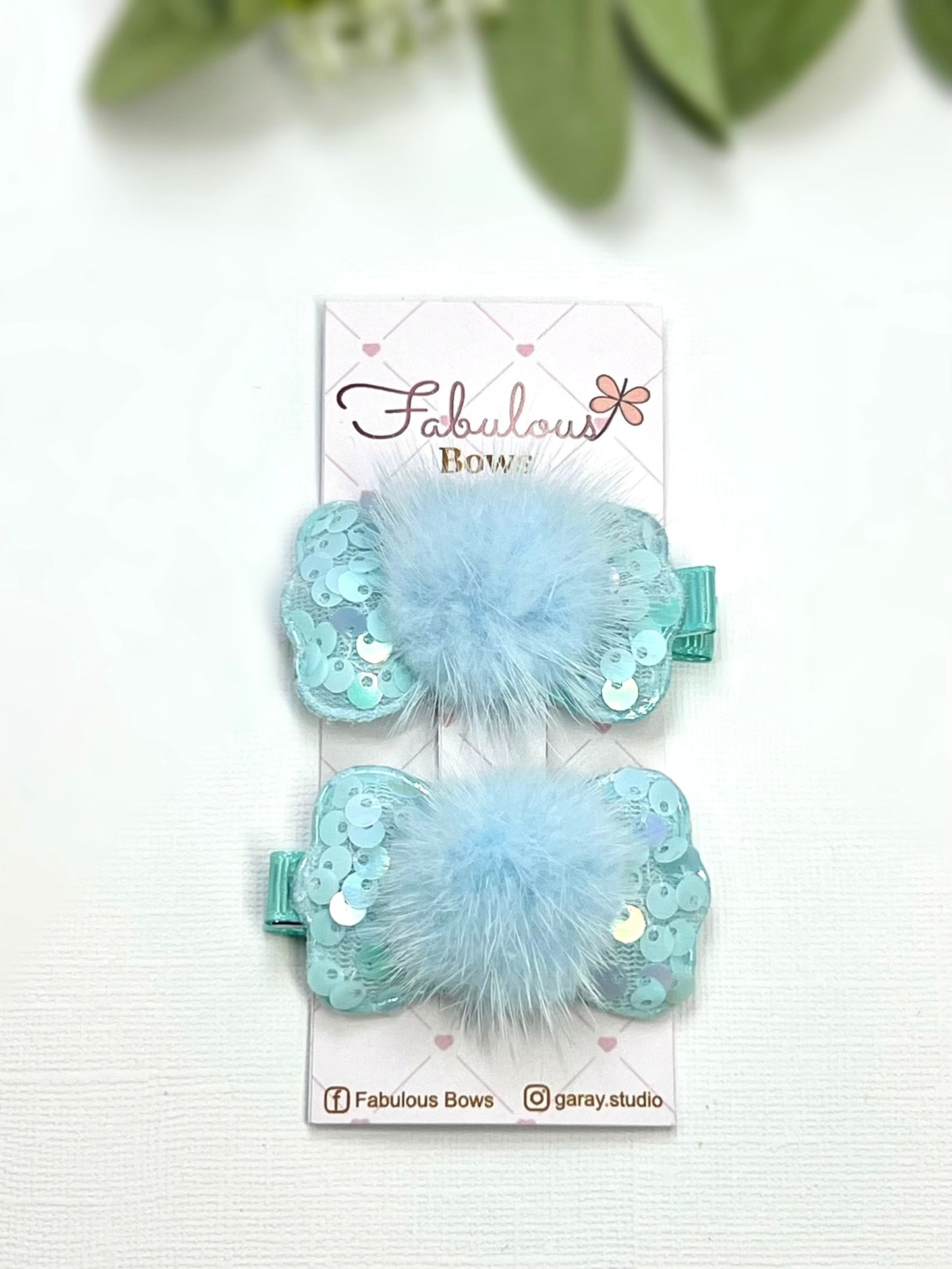 Soft, sparkly, and oh-so-cute! β¨π These fluffy bow clips are perfect for adding a playful touch to any outfit.