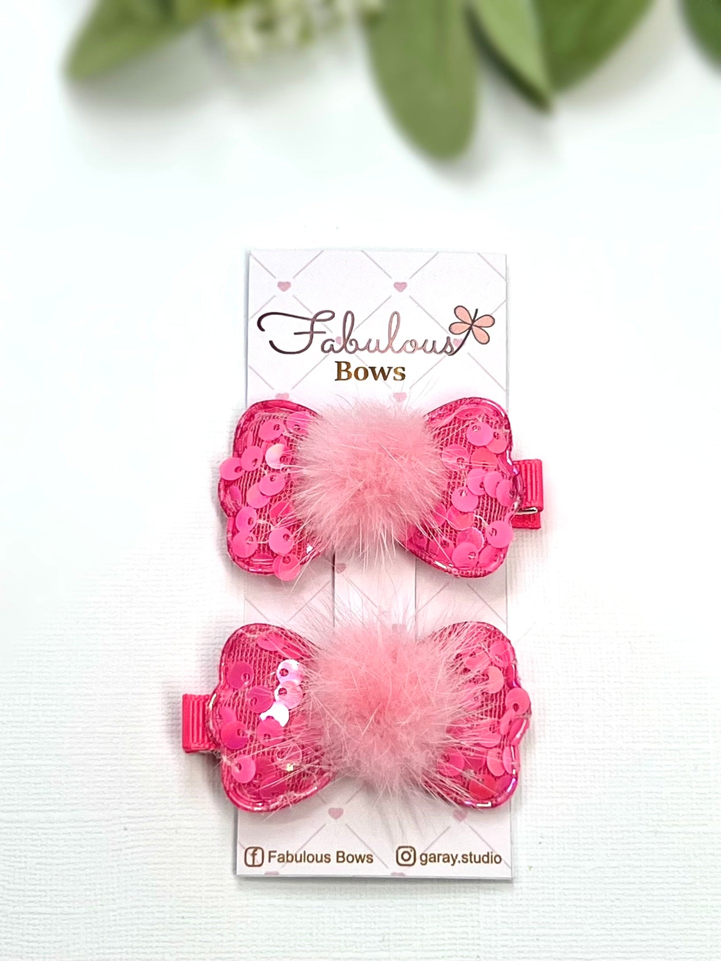 Soft, sparkly, and oh-so-cute! β¨π These fluffy bow clips are perfect for adding a playful touch to any outfit.