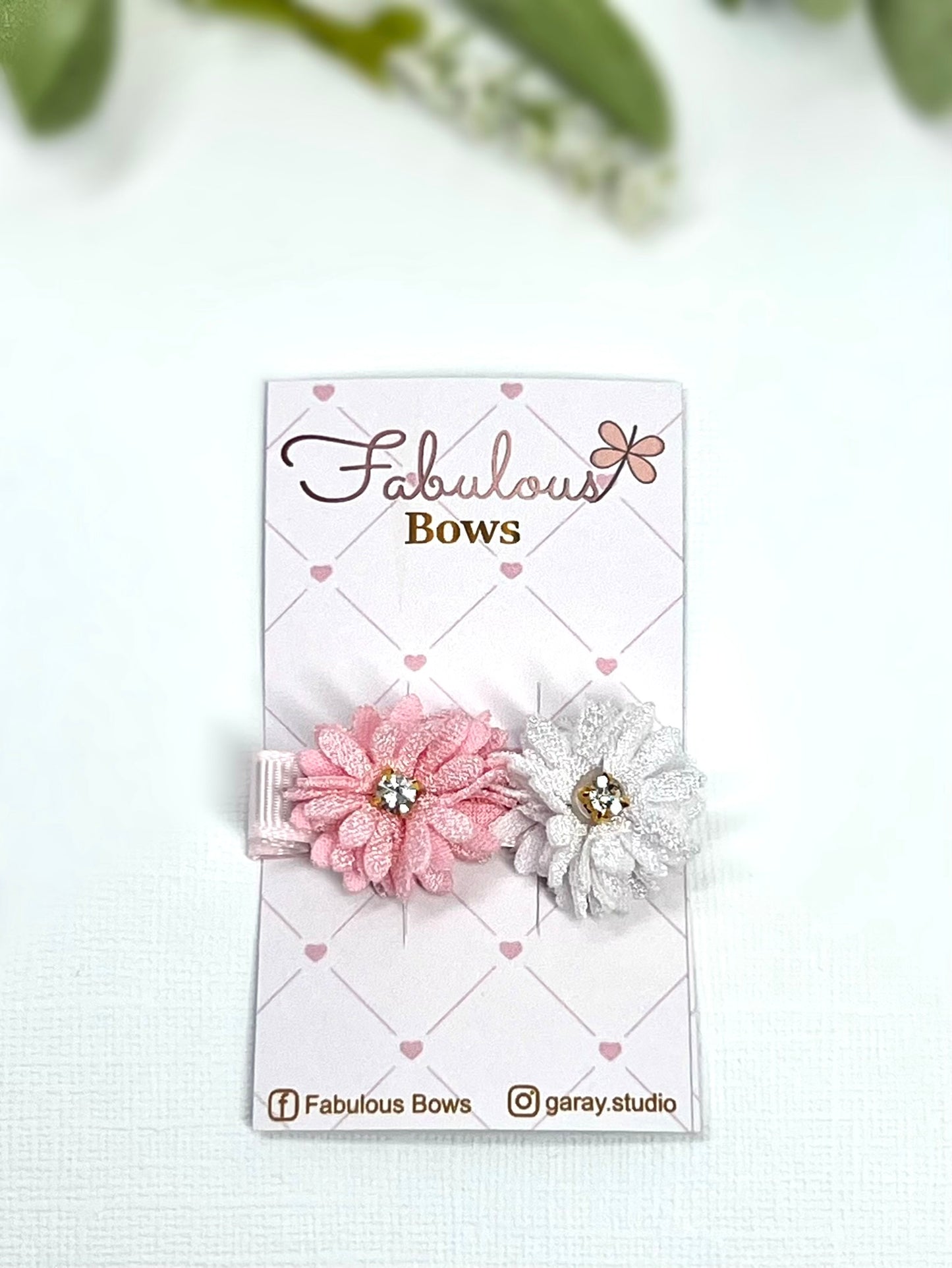 Bloom with style! πΈβ¨ Our beautiful floral hair clips are perfect for adding a touch of charm and sparkle to any look.