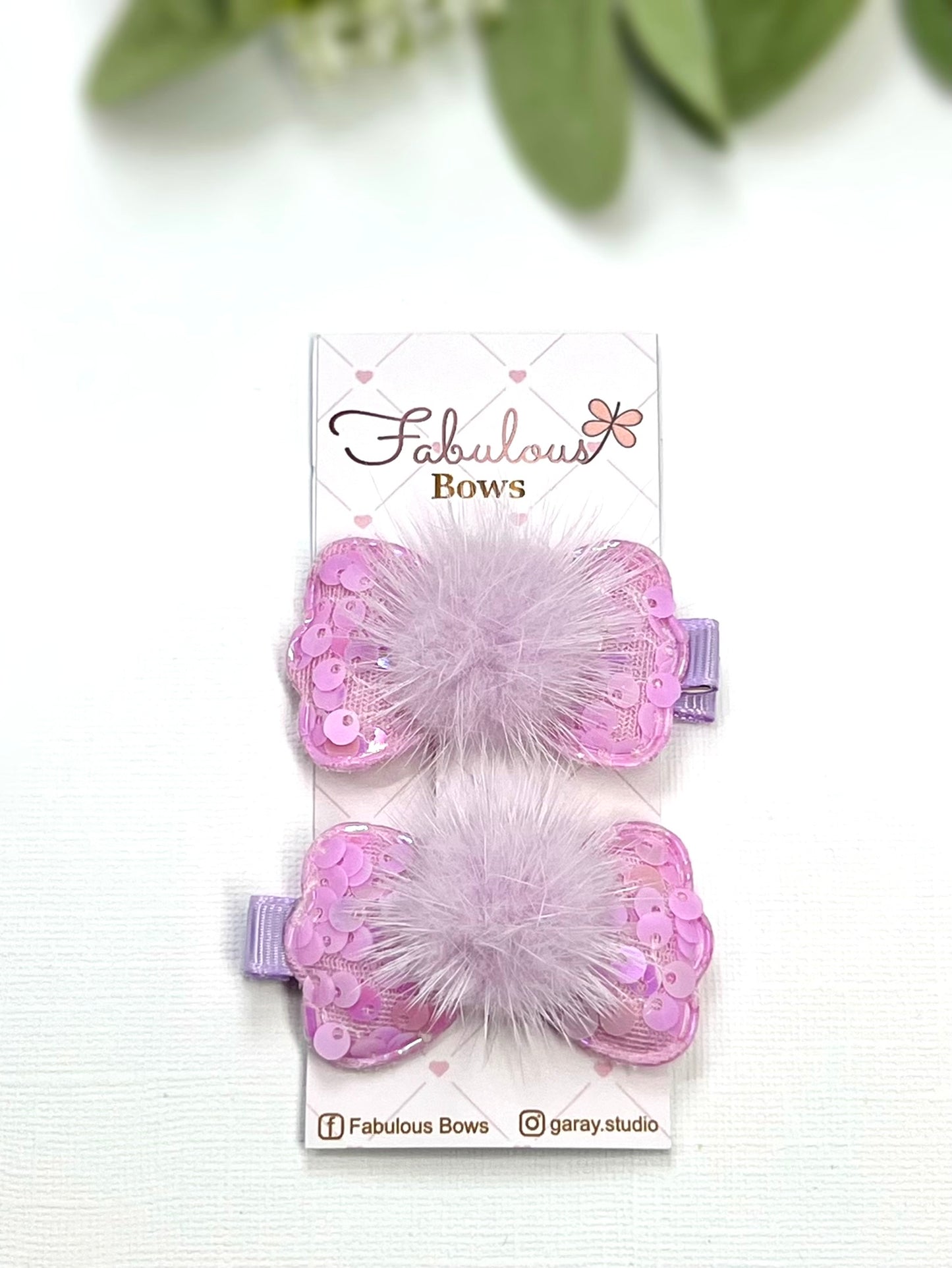 Soft, sparkly, and oh-so-cute! β¨π These fluffy bow clips are perfect for adding a playful touch to any outfit.