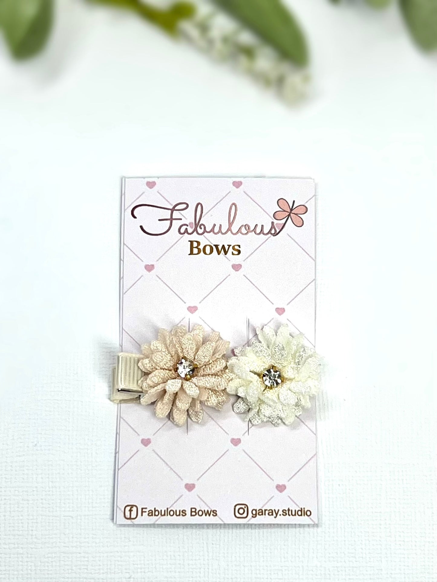 Bloom with style! πΈβ¨ Our beautiful floral hair clips are perfect for adding a touch of charm and sparkle to any look.