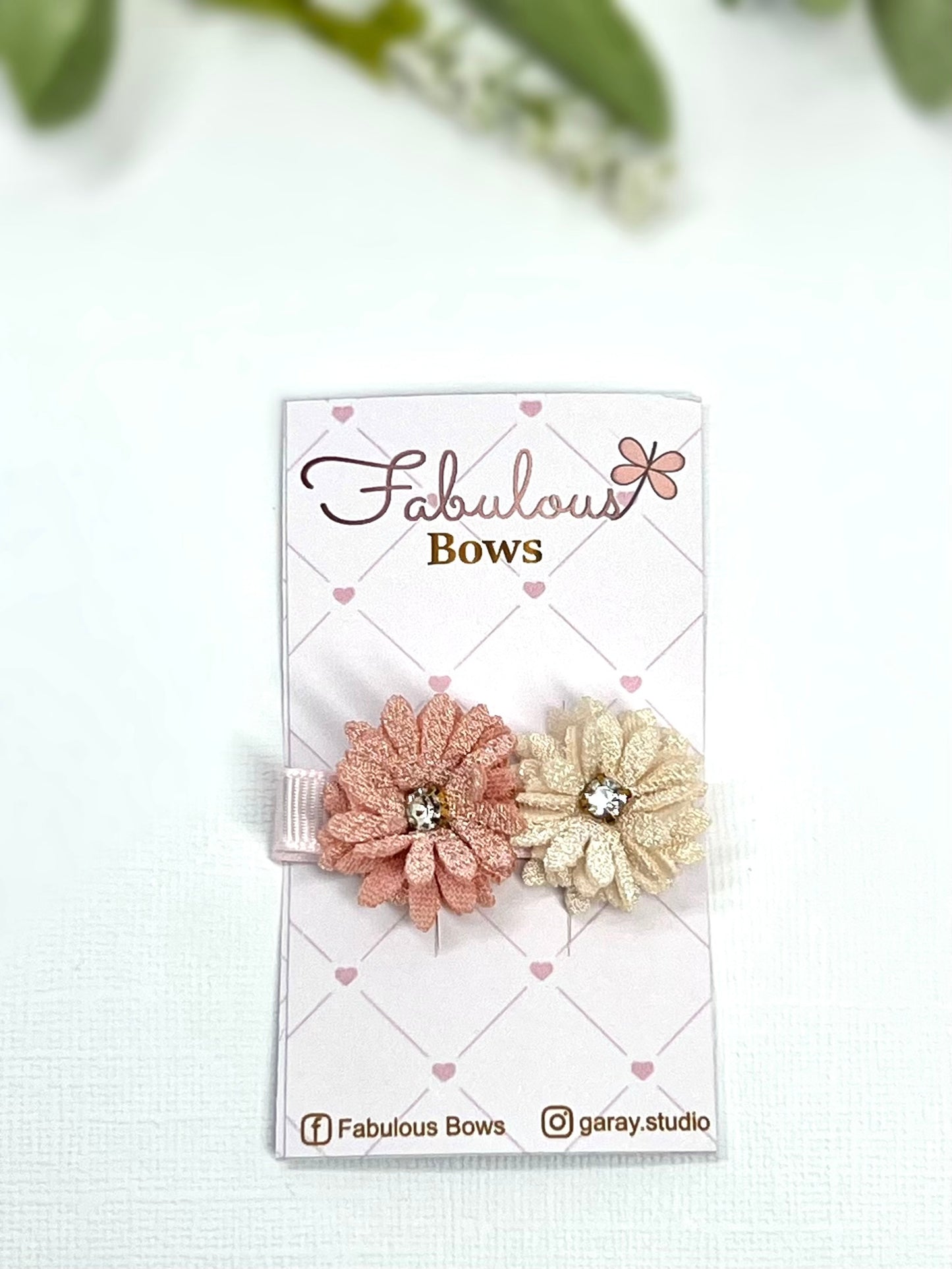 Bloom with style! πΈβ¨ Our beautiful floral hair clips are perfect for adding a touch of charm and sparkle to any look.