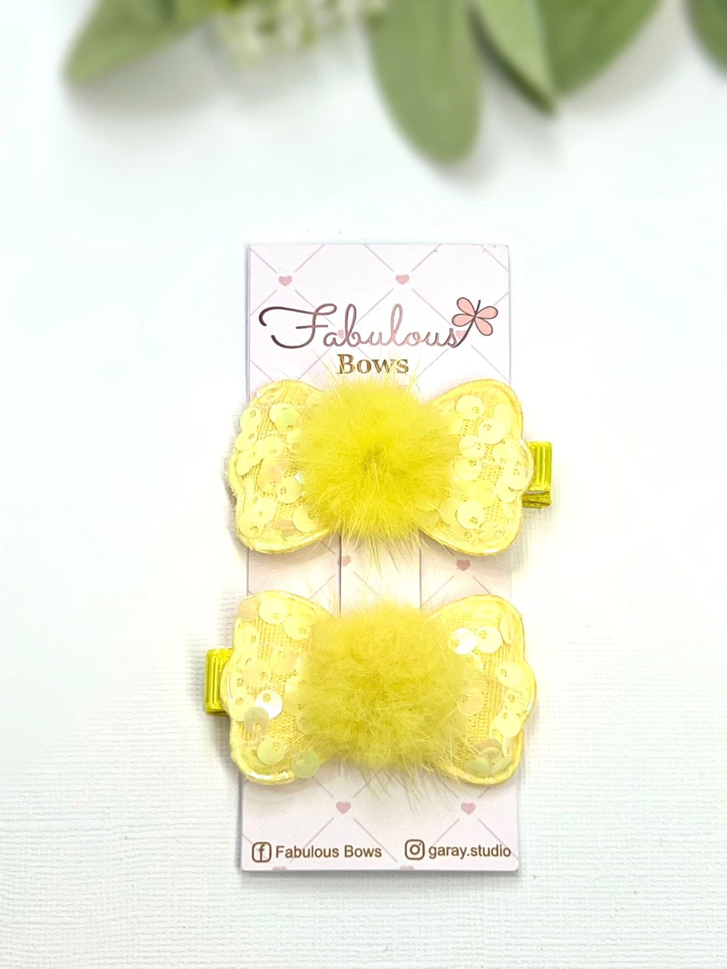 Soft, sparkly, and oh-so-cute! β¨π These fluffy bow clips are perfect for adding a playful touch to any outfit.