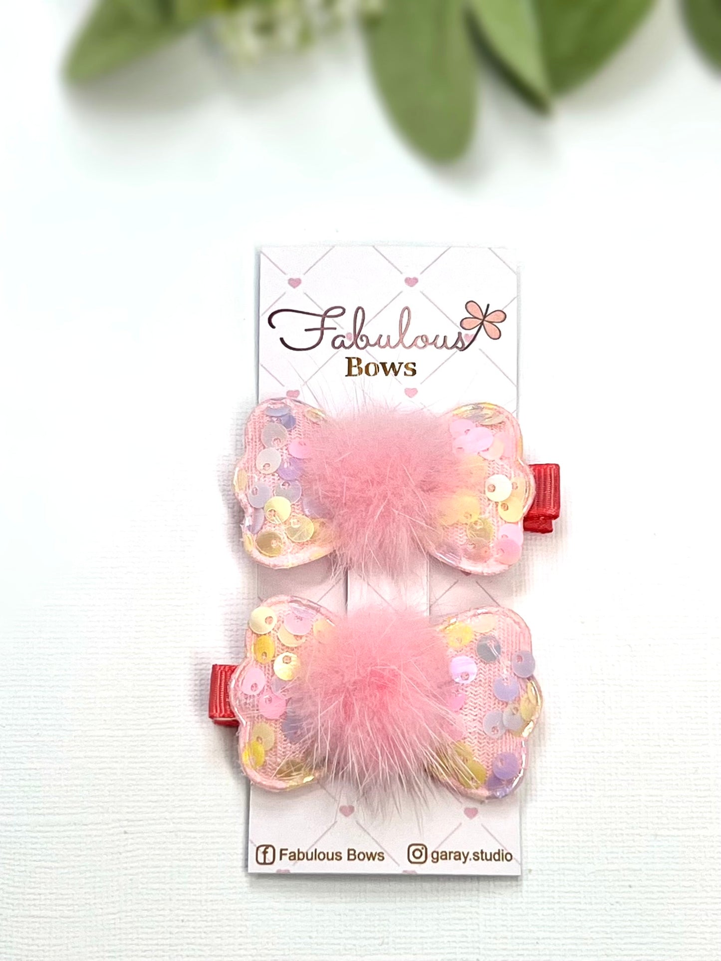 Soft, sparkly, and oh-so-cute! β¨π These fluffy bow clips are perfect for adding a playful touch to any outfit.