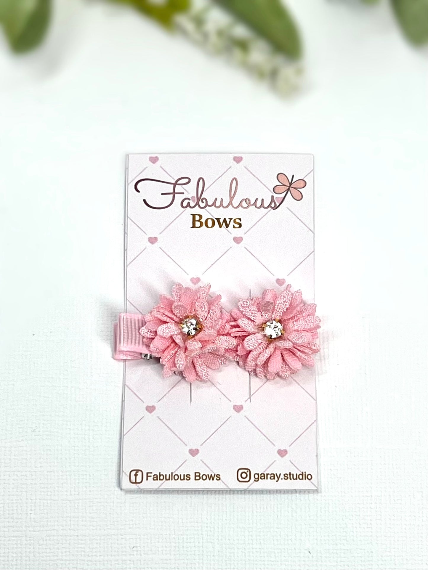 Bloom with style! πΈβ¨ Our beautiful floral hair clips are perfect for adding a touch of charm and sparkle to any look.