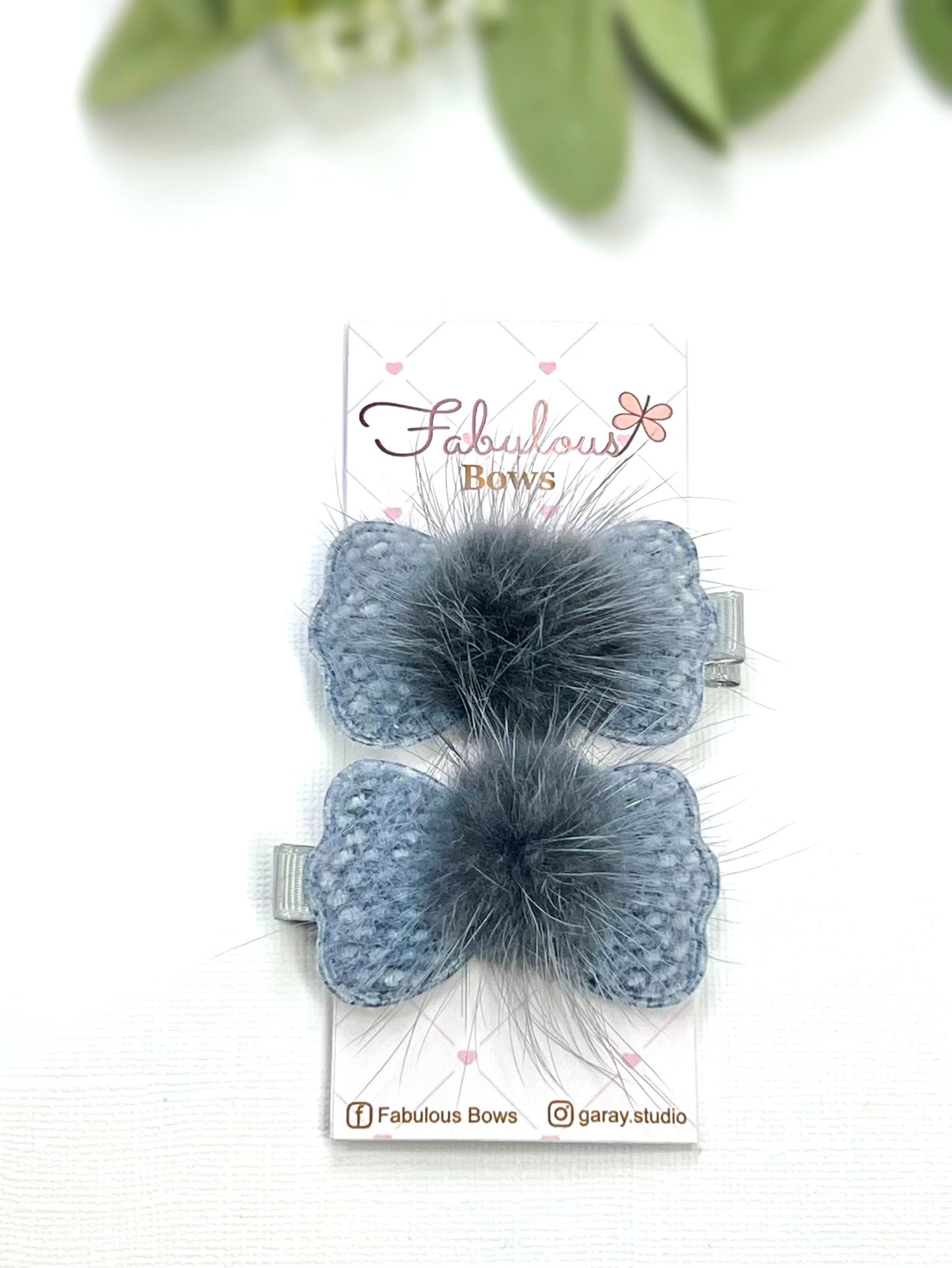 Soft, sparkly, and oh-so-cute! β¨π These fluffy bow clips are perfect for adding a playful touch to any outfit.