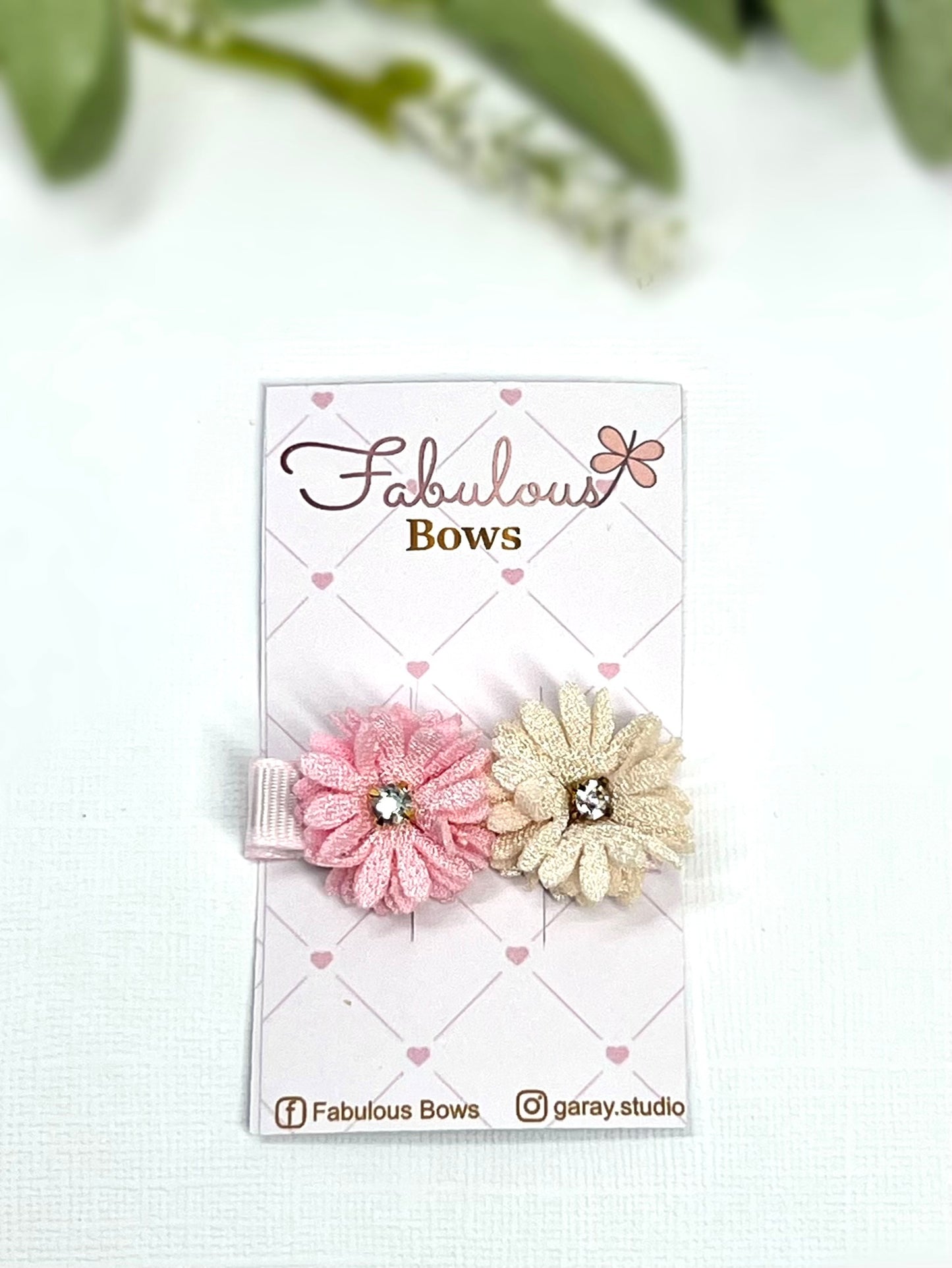 Bloom with style! πΈβ¨ Our beautiful floral hair clips are perfect for adding a touch of charm and sparkle to any look.