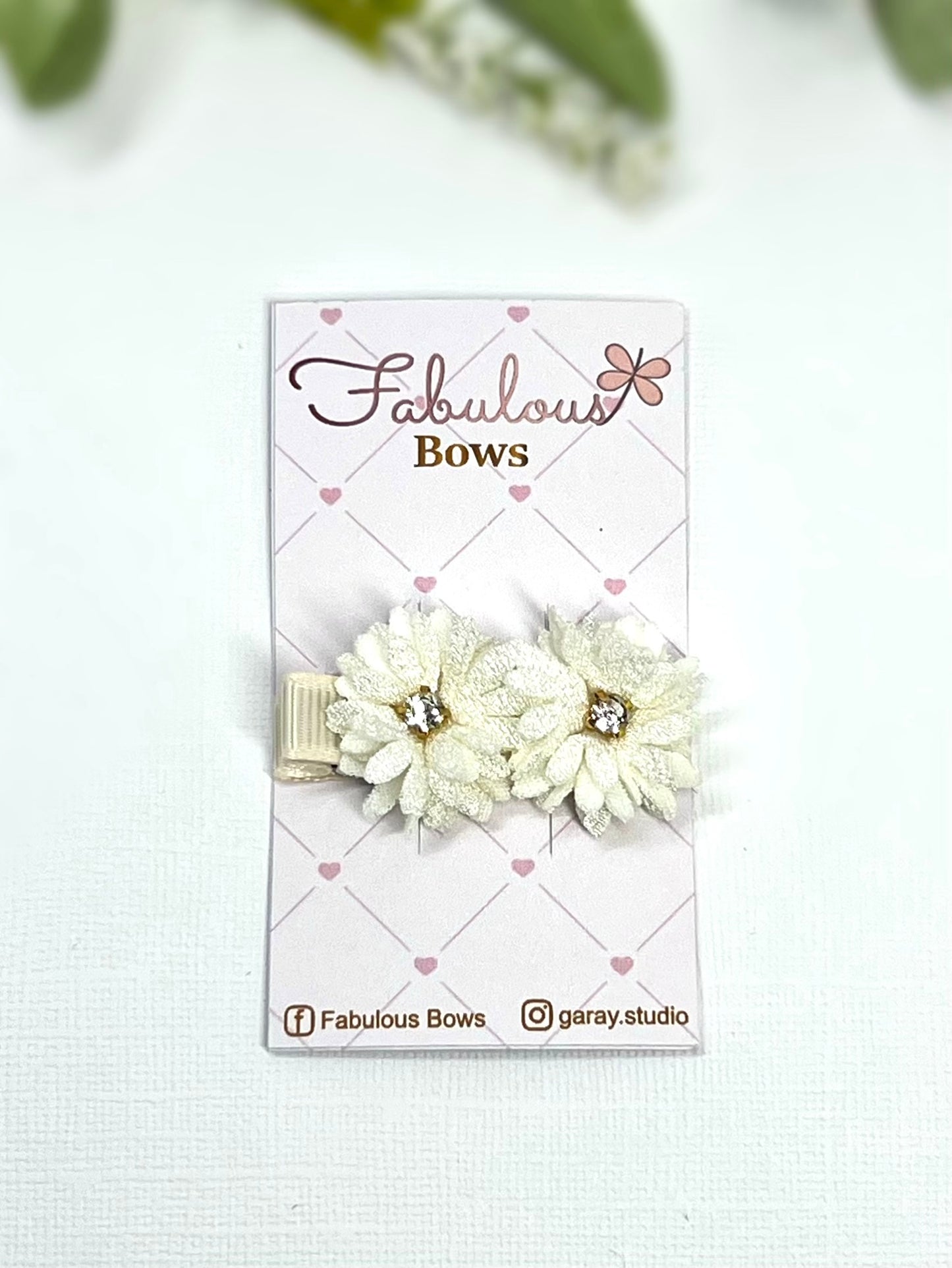 Bloom with style! πΈβ¨ Our beautiful floral hair clips are perfect for adding a touch of charm and sparkle to any look.