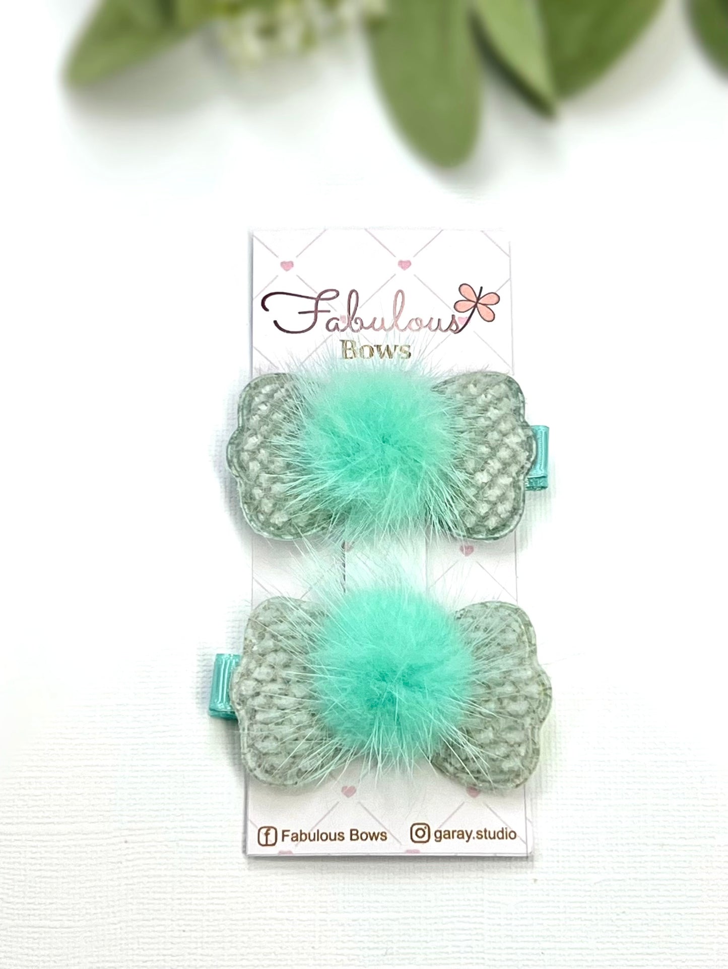 Soft, sparkly, and oh-so-cute! β¨π These fluffy bow clips are perfect for adding a playful touch to any outfit.