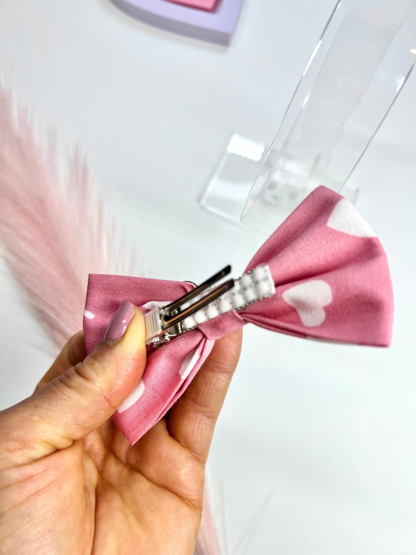 Celebrate love in style with our adorable Valentine’s hair bows! ❤️✨  Secure clips with rubber grips for little ones on the move. Perfect for adding a sweet touch to any outfit!