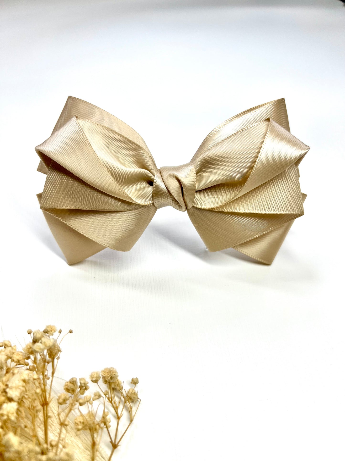 ✨ Elegant & timeless ✨ Our handcrafted satin wedding hair clips are designed to add a touch of luxury to your special day. Available in a stunning range of colors including classic white.