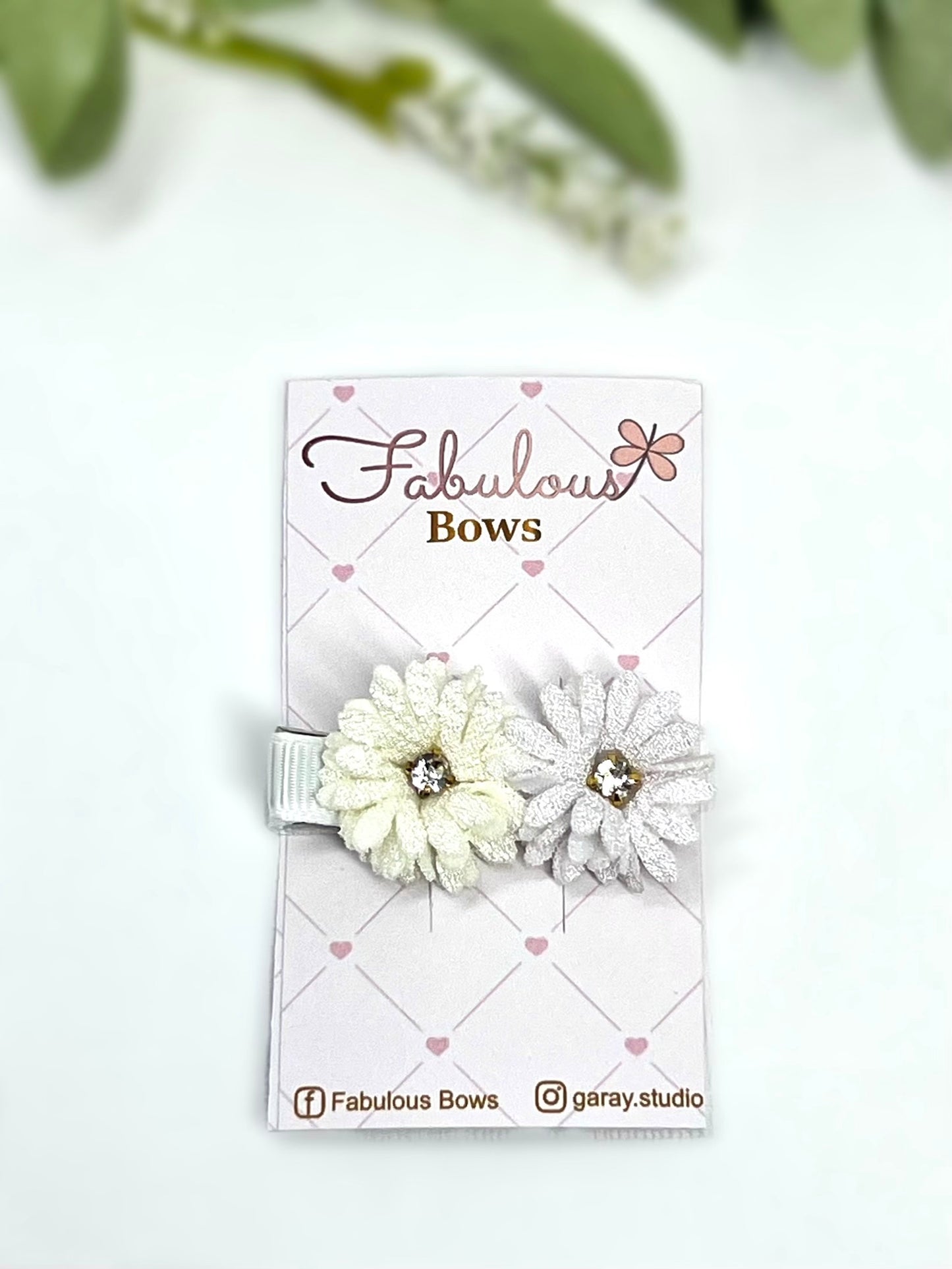 Bloom with style! 🌸✨ Our beautiful floral hair clips are perfect for adding a touch of charm and sparkle to any look.