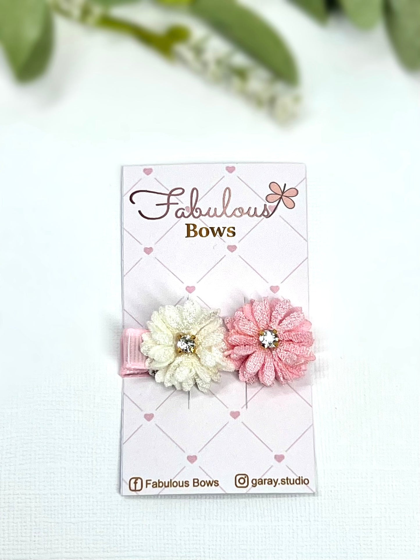 Bloom with style! 🌸✨ Our beautiful floral hair clips are perfect for adding a touch of charm and sparkle to any look.